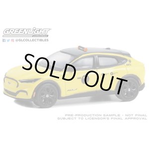 画像: GREEN LiGHT EXCLUSIVE 1/64 2022 Ford Mustang Mach-E California Route 1 - NYC Taxi