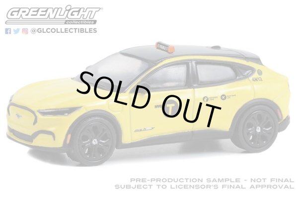 画像1: GREEN LiGHT EXCLUSIVE 1/64 2022 Ford Mustang Mach-E California Route 1 - NYC Taxi (1)