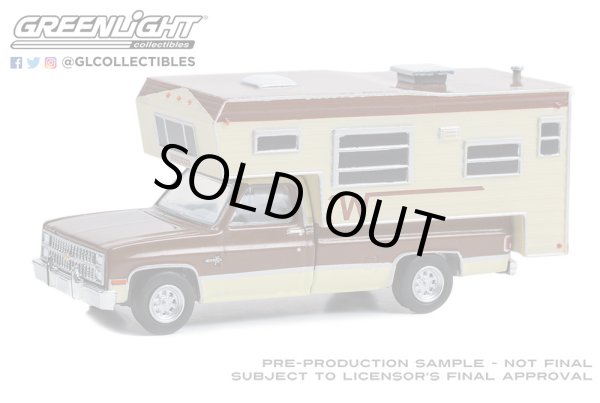 画像1: GREEN LiGHT EXCLUSIVE 1/64 1982 Chevrolet C20 Silverado Camper Special Winnebago Slide-In Camper (1)