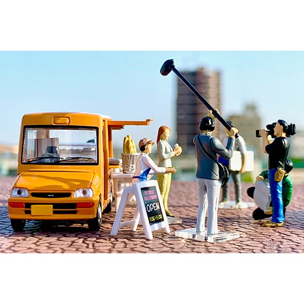 画像10: TOMYTEC 1/64 Diorama Collection 64 #Car Snap 11b TV Crew 2 (10)