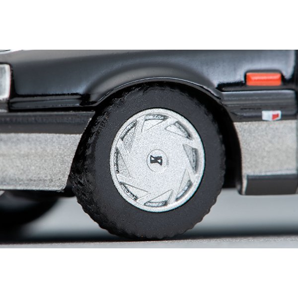 画像7: TOMYTEC 1/64 Limited Vintage NEO Nissan Skyline 4-door HT GTS Twin Cam 24V (Black/Silver) (7)