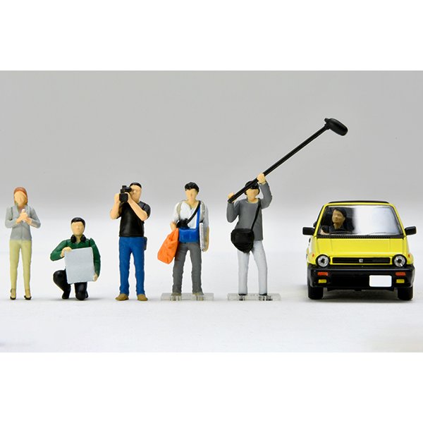 画像2: TOMYTEC 1/64 Diorama Collection 64 #Car Snap 11b TV Crew 2 (2)
