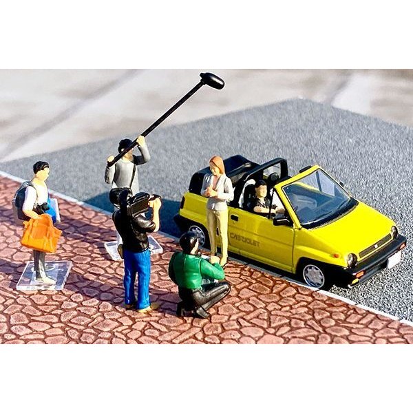 画像4: TOMYTEC 1/64 Diorama Collection 64 #Car Snap 11b TV Crew 2 (4)