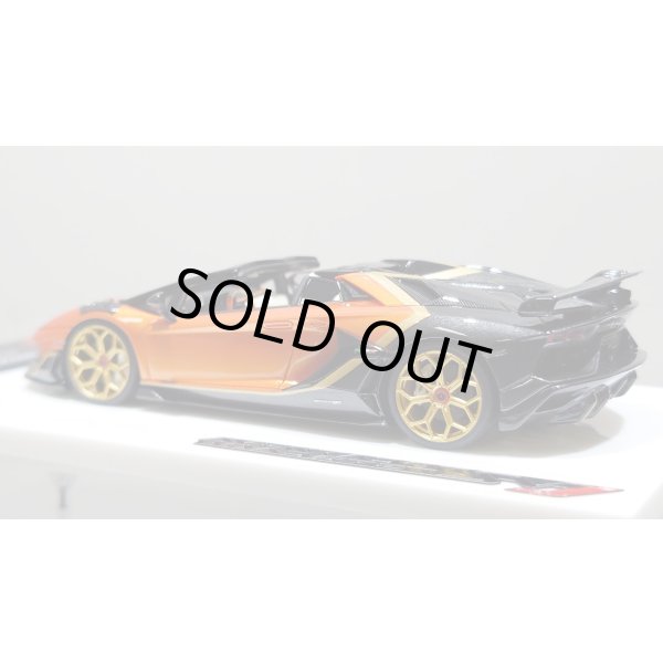 画像3: EIDOLON 1/43 Lamborghini Aventador SVJ Roadster 2020 2 tone paint Arancio Pearl / Gunmetallic Limited 35 pcs. (3)