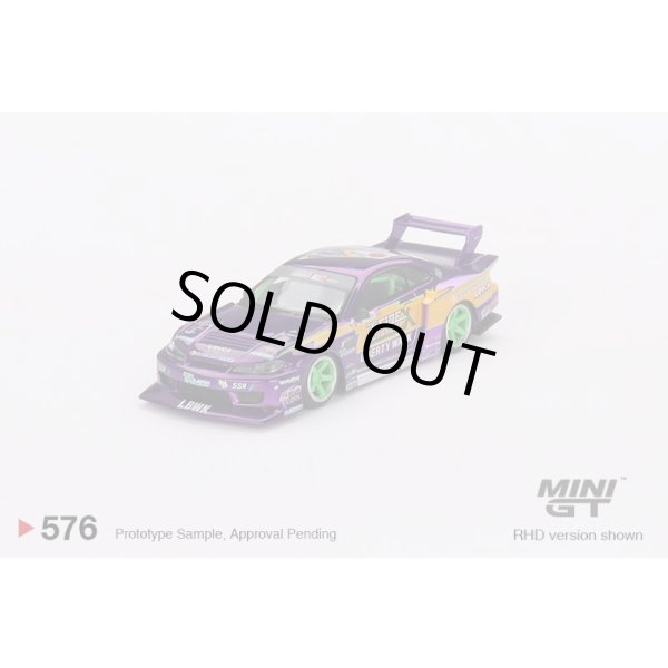 画像2: MINI GT 1/64 Nissan Silvia (S15) LB-Super Silhouette #555 2022 Formula Drift Japan (RHD) (2)