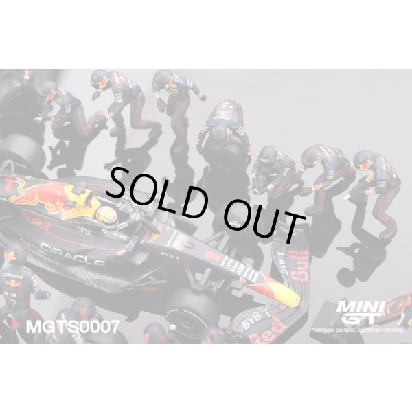 画像2: MINI GT 1/64 Oracle Red Bull Racing RB18 2022 Winner Car #1 Abu Dhabi Grand Prix Max Verstappen Pit Crew Set (2)