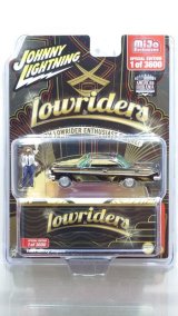 画像: JOHNNY LIGHTNING 1/64 1961 Chevy Impala Lowrider Black with Lowrider Enthusiast Figure