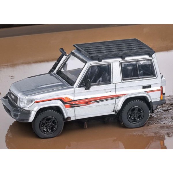 画像4: PARAGON 1/64 Toyota Land Cruiser 71 2014 Silver (RHD) with roof rack (4)