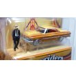 画像3: JOHNNY LIGHTNING 1/64 1963 Chevy Impala Lowrider Gold with Lowrider Enthusiast Figure (3)