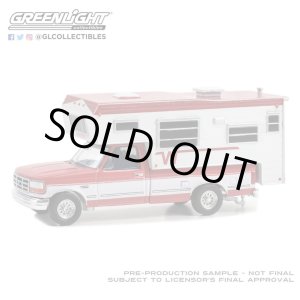画像: GREEN LiGHT EXCLUSIVE 1/64 1995 Ford F-250 Long Bed with Winnebago Slide-In Camper - Bright Red and Oxford White