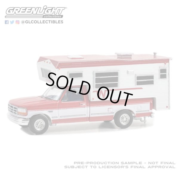 画像1: GREEN LiGHT EXCLUSIVE 1/64 1995 Ford F-250 Long Bed with Winnebago Slide-In Camper - Bright Red and Oxford White (1)