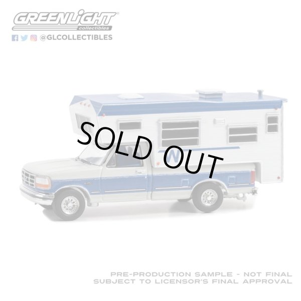 画像1: GREEN LiGHT EXCLUSIVE 1/64 1992 Ford F-250 Long Bed with Winnebago Slide-In Camper - Medium Silver Metallic and Bright (1)