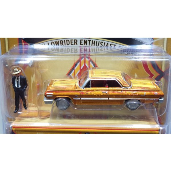 画像2: JOHNNY LIGHTNING 1/64 1963 Chevy Impala Lowrider Gold with Lowrider Enthusiast Figure (2)
