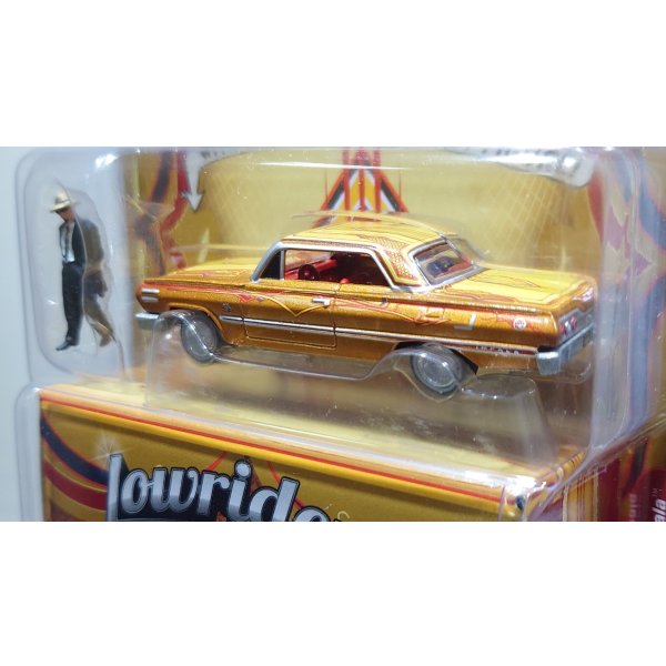 画像4: JOHNNY LIGHTNING 1/64 1963 Chevy Impala Lowrider Gold with Lowrider Enthusiast Figure (4)
