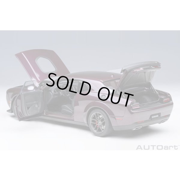 画像15: AUTOart 1/18 Dodge Challenger R/T Scat Pack Widebody 2022 (HELLRAISIN / Metallic Purple) (15)