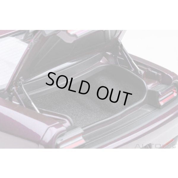 画像12: AUTOart 1/18 Dodge Challenger R/T Scat Pack Widebody 2022 (HELLRAISIN / Metallic Purple) (12)