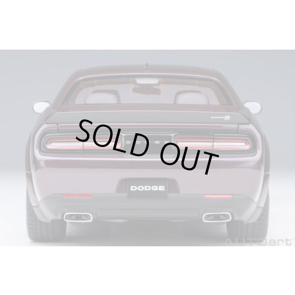 画像6: AUTOart 1/18 Dodge Challenger R/T Scat Pack Widebody 2022 (HELLRAISIN / Metallic Purple) (6)