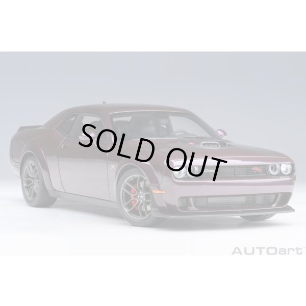 画像17: AUTOart 1/18 Dodge Challenger R/T Scat Pack Widebody 2022 (HELLRAISIN / Metallic Purple) (17)