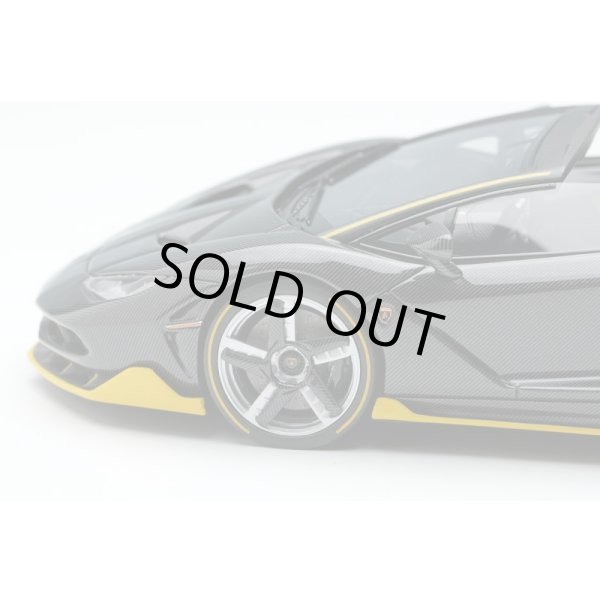 画像9: EIDOLON COLLECTION 1/43 Lamborghini Centenario Roadster LP770-4 2016 Visible Carbon / Yellow Stripe Limited 100 pcs. (9)