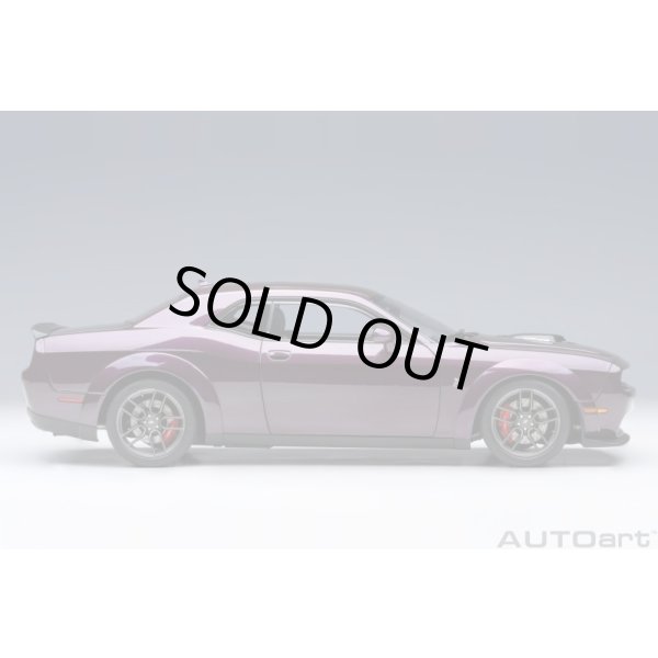 画像4: AUTOart 1/18 Dodge Challenger R/T Scat Pack Widebody 2022 (HELLRAISIN / Metallic Purple) (4)