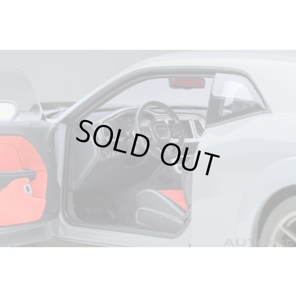 画像9: AUTOart 1/18 Dodge Challenger R/T Scat Pack Widebody 2022 (SMOKE SHOW / Gray) (9)