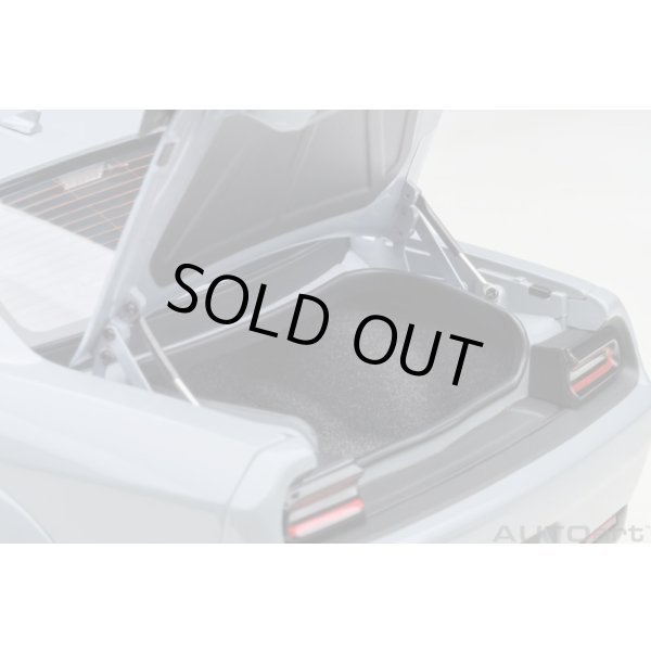 画像12: AUTOart 1/18 Dodge Challenger R/T Scat Pack Widebody 2022 (SMOKE SHOW / Gray) (12)
