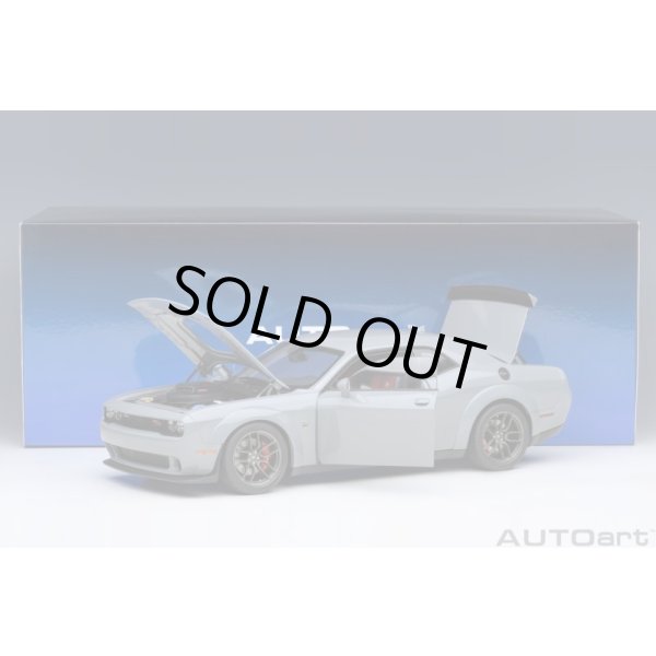 画像20: AUTOart 1/18 Dodge Challenger R/T Scat Pack Widebody 2022 (SMOKE SHOW / Gray) (20)