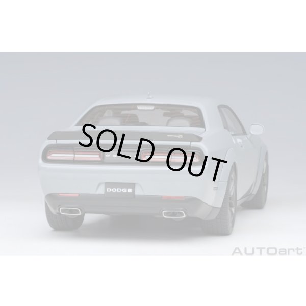画像19: AUTOart 1/18 Dodge Challenger R/T Scat Pack Widebody 2022 (SMOKE SHOW / Gray) (19)