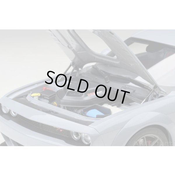画像11: AUTOart 1/18 Dodge Challenger R/T Scat Pack Widebody 2022 (SMOKE SHOW / Gray) (11)