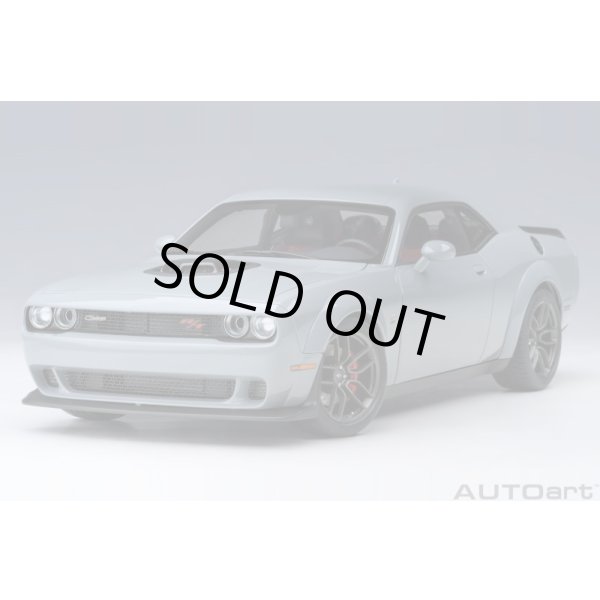 画像16: AUTOart 1/18 Dodge Challenger R/T Scat Pack Widebody 2022 (SMOKE SHOW / Gray) (16)