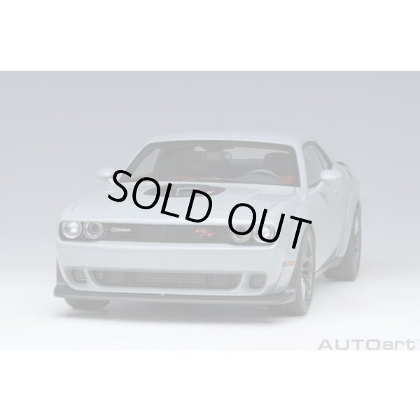 画像18: AUTOart 1/18 Dodge Challenger R/T Scat Pack Widebody 2022 (SMOKE SHOW / Gray) (18)
