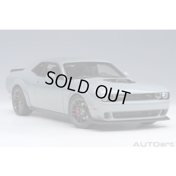 画像17: AUTOart 1/18 Dodge Challenger R/T Scat Pack Widebody 2022 (SMOKE SHOW / Gray) (17)