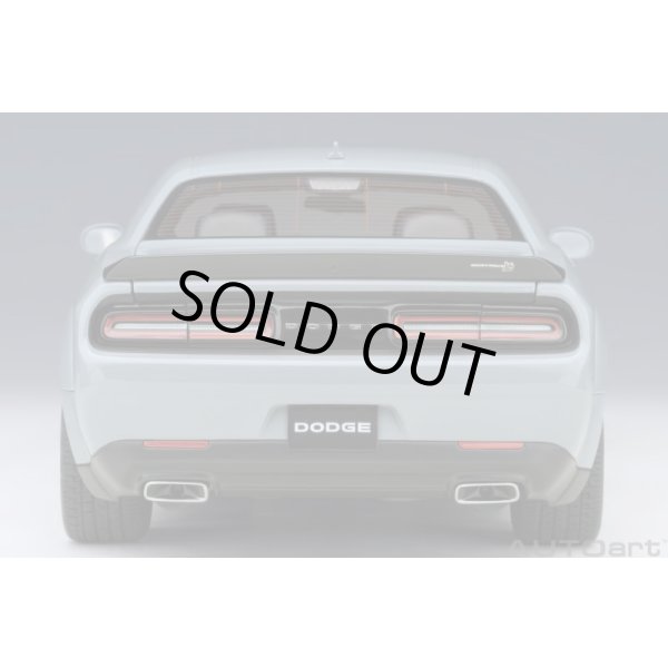 画像6: AUTOart 1/18 Dodge Challenger R/T Scat Pack Widebody 2022 (SMOKE SHOW / Gray) (6)