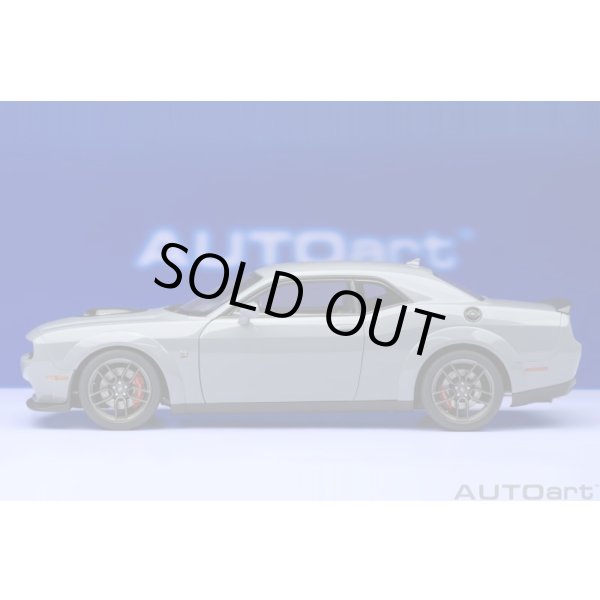 画像3: AUTOart 1/18 Dodge Challenger R/T Scat Pack Widebody 2022 (SMOKE SHOW / Gray) (3)