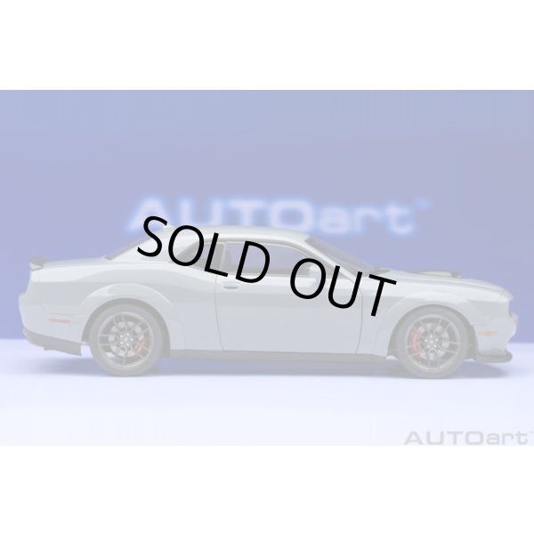 画像4: AUTOart 1/18 Dodge Challenger R/T Scat Pack Widebody 2022 (SMOKE SHOW / Gray) (4)