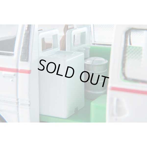 画像8: TOMYTEC 1/64 Limited Vintage Neo LV-N大都会01 Nissan Caravan 救急車（渋谷病院）大都会 PARTIII 第7話「逃亡の滑走路」より (8)