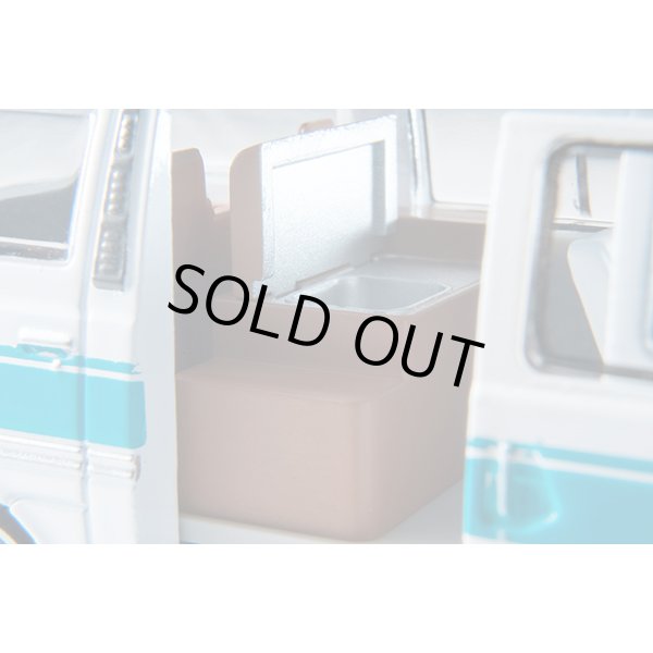 画像7: TOMYTEC 1/64 Limited Vintage Neo Nissan Caravan Camper (White/Light Blue) '73 (7)