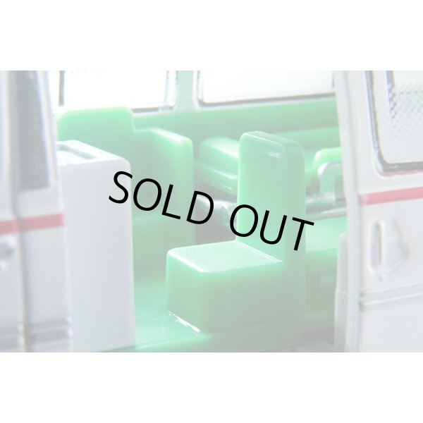 画像9: TOMYTEC 1/64 Limited Vintage Neo LV-N大都会01 Nissan Caravan 救急車（渋谷病院）大都会 PARTIII 第7話「逃亡の滑走路」より (9)