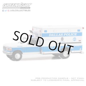 画像: GREEN LiGHT EXCLUSIVE 1/64 First Responders - 1992 Ford F-350 Ambulance - Dallas Police Crime Scene, Dallas Texas