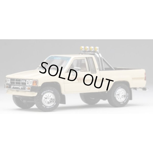 画像2: Gaincorp Products 1/64 Toyota Hilux SR5 Xtracab 1985 Beige with Accessories x DiecastTalk特注品 (2)
