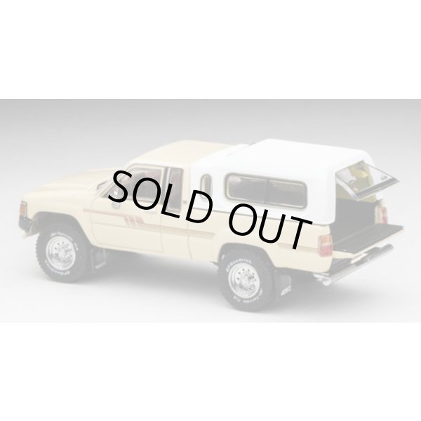 画像6: Gaincorp Products 1/64 Toyota Hilux SR5 Xtracab 1985 Beige with Accessories x DiecastTalk特注品 (6)