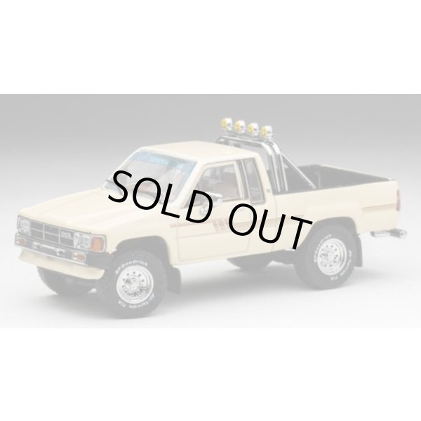 画像8: Gaincorp Products 1/64 Toyota Hilux SR5 Xtracab 1985 Beige with Accessories x DiecastTalk特注品 (8)