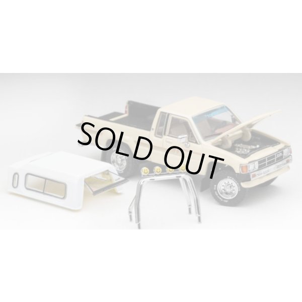 画像3: Gaincorp Products 1/64 Toyota Hilux SR5 Xtracab 1985 Beige with Accessories x DiecastTalk特注品 (3)