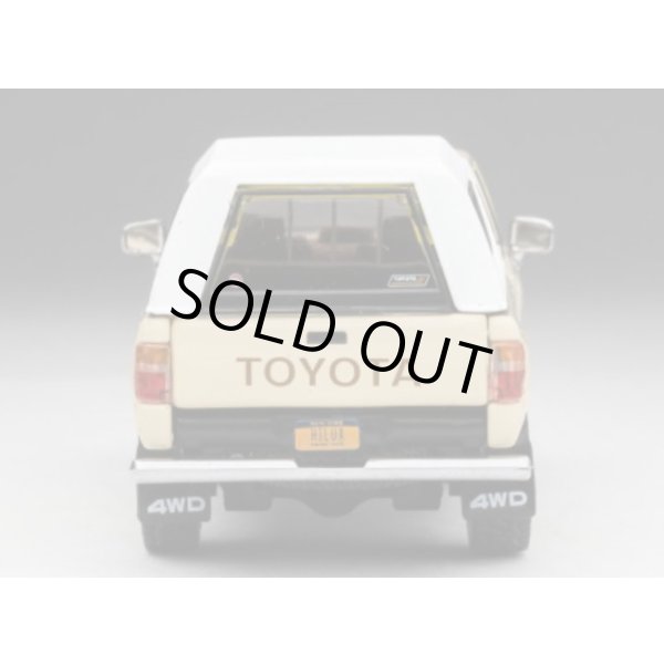 画像7: Gaincorp Products 1/64 Toyota Hilux SR5 Xtracab 1985 Beige with Accessories x DiecastTalk特注品 (7)