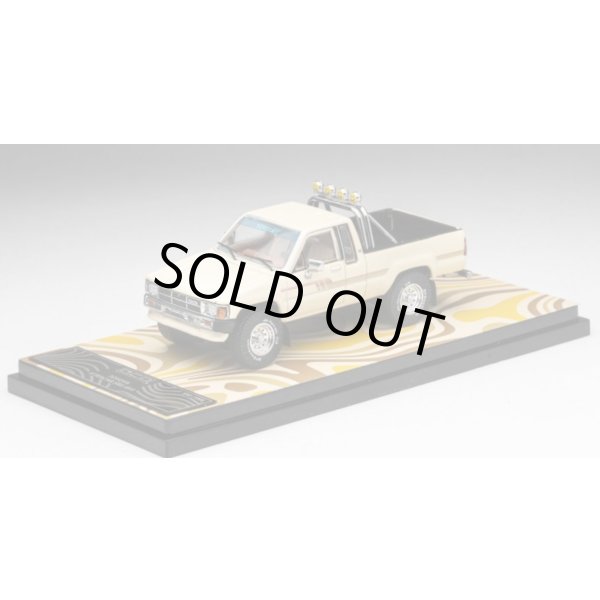 画像4: Gaincorp Products 1/64 Toyota Hilux SR5 Xtracab 1985 Beige with Accessories x DiecastTalk特注品 (4)