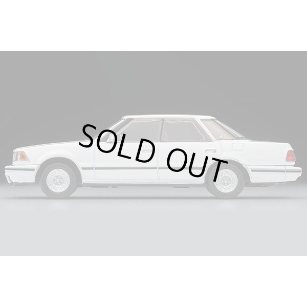 画像3: TOMYTEC 1/64 Limited Vintage NEO Toyota Crown Hardtop 3.0 Royal Saloon G (White) 1985 (3)