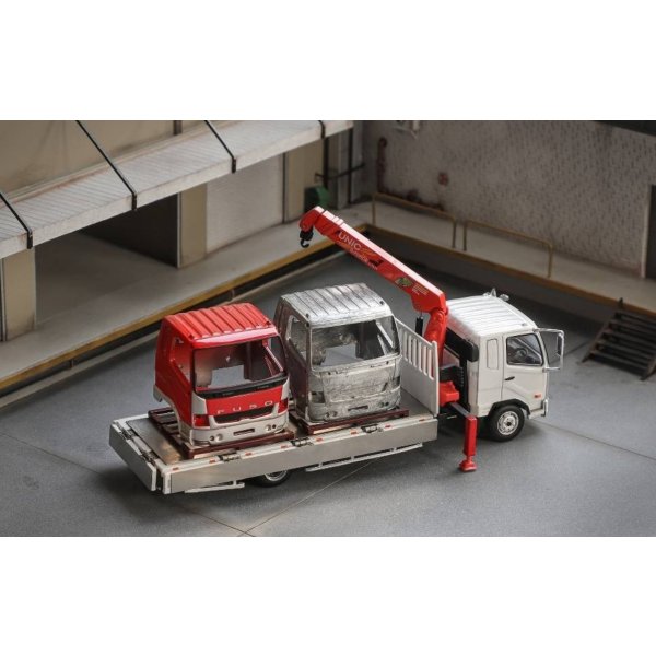 画像2: Gaincorp Products 1/64 Mitsubishi FUSO Fighter (1024) White with Crane & Scrap Tractor Head (2)