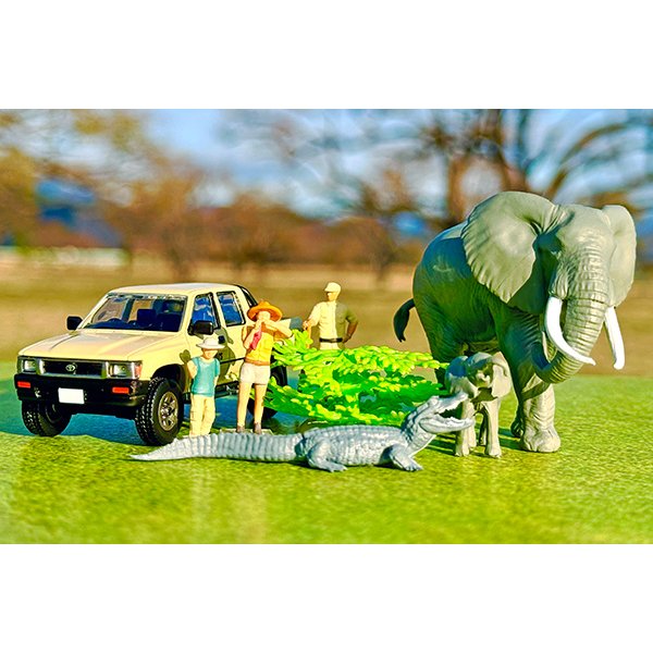 画像2: TOMYTEC 1/64 "Kaiyodo (海洋堂)" x "Tomica Limited Vintage" Diorama Collection 64 #CarSnap29a Safari 2 (with Toyota Hilux 4WD Pickup Double Cab) (2)