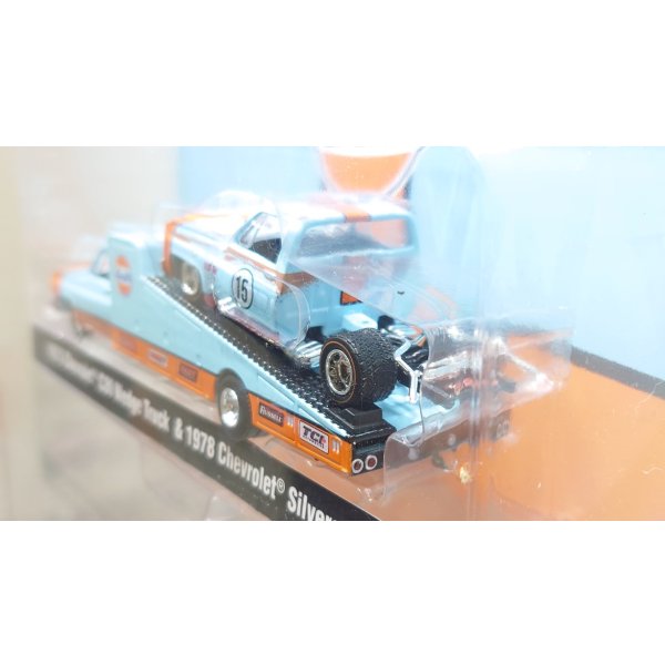 画像4: M2 Machines 1/64 1973 Chevrolet C30 Wedge Truck & 1978 Silver Silverado 10 Blue/Orange Gulf (4)