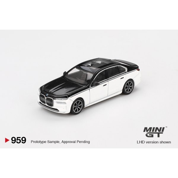 画像2: MINI GT 1/64 BMW i7 xDrive60 Alpine White/Black Sapphire (LHD) (2)